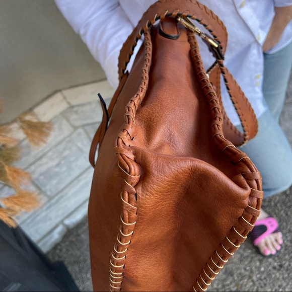 Beautiful faux leather crossbody bag. Excellent condition like new - Picture 8 of 11